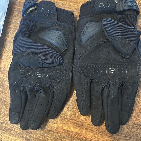 Biking gloves NWTs size large - Picture 2 of 5